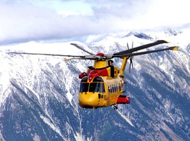 Hélicoptère Comorant volant au dessus de terrains montagneux